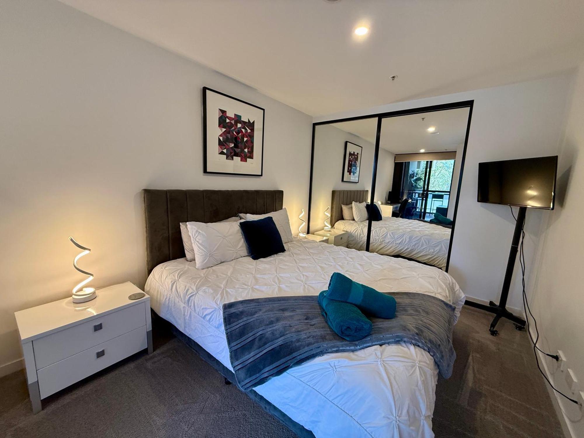 Midnight Luxe 1Br 1Bath Apartment 104 In The Heart Of Braddon Pool Sauna Secure Parking Wine Wifi Canberra Exteriér fotografie